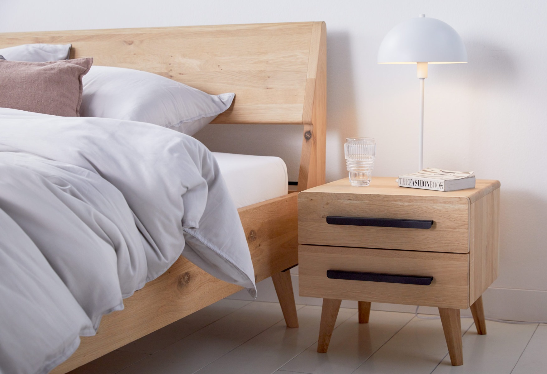 Nachtkast Balance Curve met zwart-metalen handvat