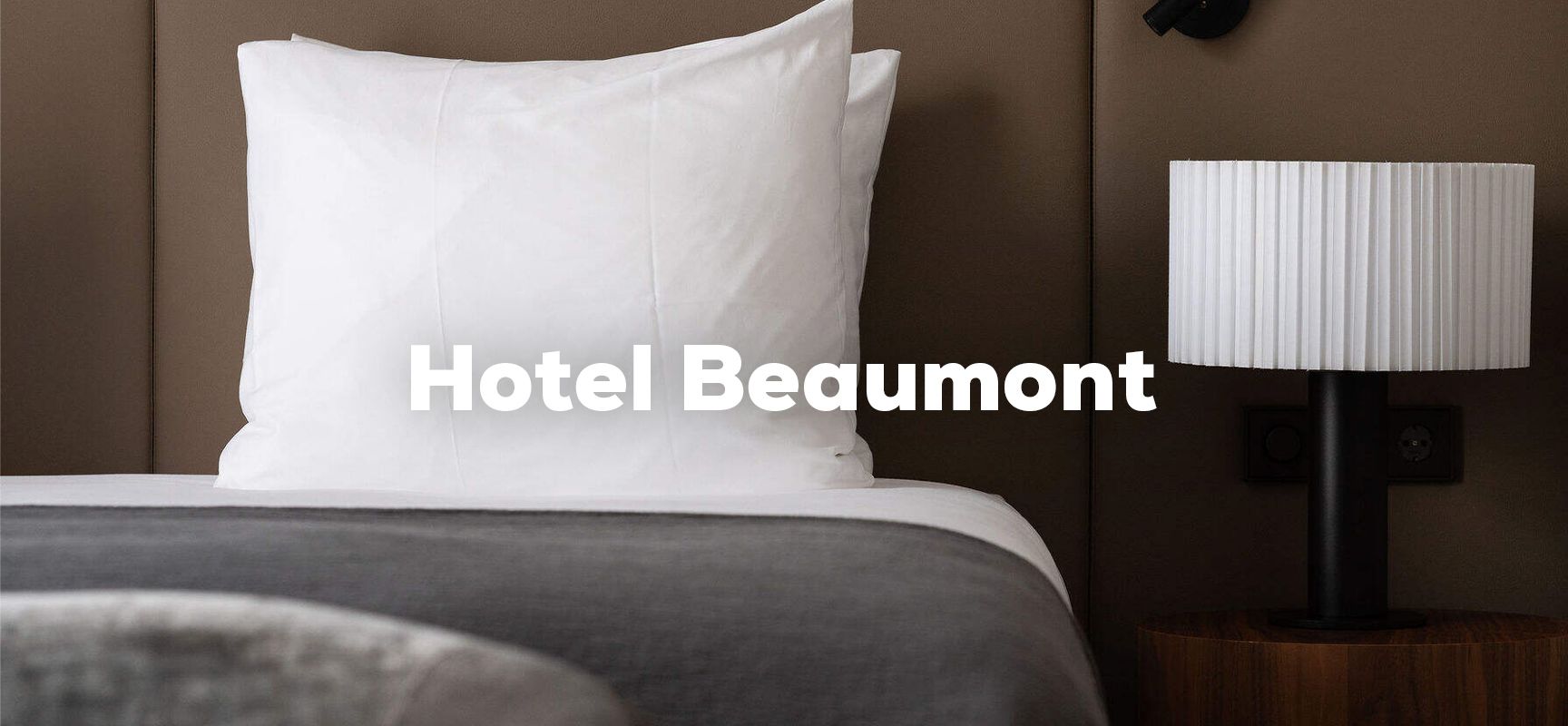 Slapen op een hotelbed